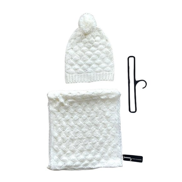 WOMENS WHITE LIGHT WEIGHT KNITTED BEANIE & INFINITY SCARF SET - SZ: OS - Picture 4 of 5